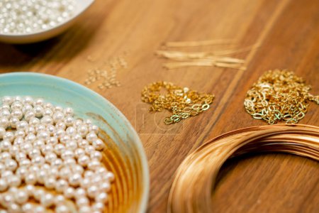 Téléchargez les photos : Gros plan de différents types de perles de perles et pendentifs créent de beaux bijoux artisanaux coûteux - en image libre de droit
