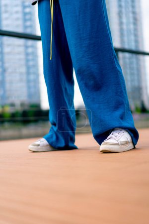 Téléchargez les photos : Gros plan des jambes rue hip hop danseur en vêtements de sport faire échauffement avant la répétition de danse passe-temps mode de vie actif - en image libre de droit
