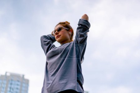 Téléchargez les photos : Jeune danseuse hip hop de rue en tenue de sport faisant échauffement avant la répétition de danse passe-temps mode de vie actif - en image libre de droit