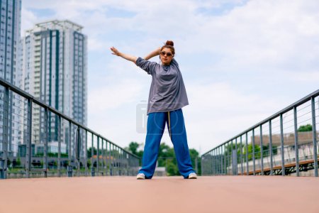 Téléchargez les photos : Jeune danseuse hip hop de rue en tenue de sport faisant échauffement avant la répétition de danse passe-temps mode de vie actif - en image libre de droit