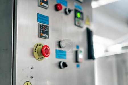 Téléchargez les photos : Panneau de contrôle de la température avec boutons sur un réfrigérateur dans une usine de production de boissons alcoolisées spécialisées - en image libre de droit