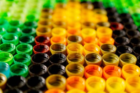 Foto de Marco de cerca de tapas de botellas de plástico de colores utilizados dispuestos en forma de una hermosa imagen creativa - Imagen libre de derechos