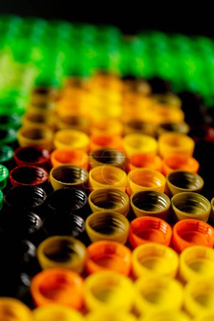 Foto de Marco de cerca de tapas de botellas de plástico de colores utilizados dispuestos en forma de una hermosa imagen creativa - Imagen libre de derechos