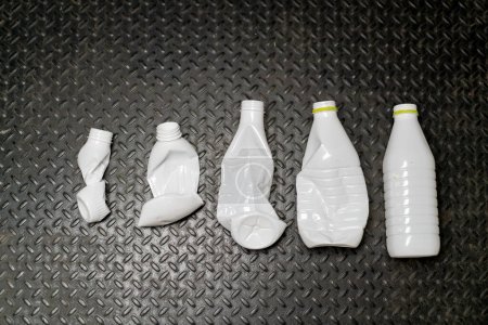 Téléchargez les photos : Étapes du recyclage et de l'élimination des bouteilles en plastique usagées dans une station de recyclage et de tri des déchets - en image libre de droit