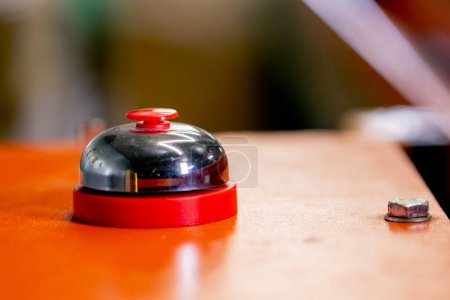 Foto de Primer plano de un gran botón rojo para encender y apagar el movimiento de la correa en una línea de clasificación de residuos en una fábrica - Imagen libre de derechos