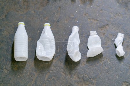 Foto de Etapas de reciclado y eliminación de botellas de plástico usadas en una estación de reciclado y clasificación de residuos - Imagen libre de derechos