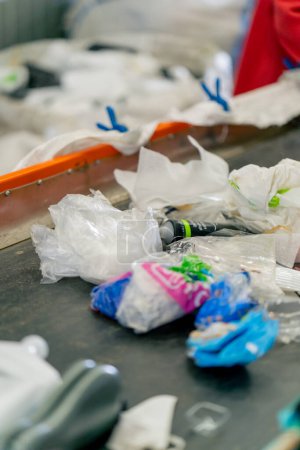 Téléchargez les photos : Bouteilles en plastique usagées vont à une ligne de tri des déchets dans une station spéciale pour un traitement ultérieur ou l'élimination - en image libre de droit