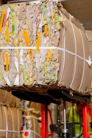 Téléchargez les photos : Gros plan d'un couloir avec des boîtes en papier remplies de vieilles choses à recycler dans un centre de recyclage - en image libre de droit