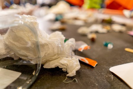 Foto de Primer plano de los envases de plástico de botellas y bolsas ubicadas en una línea de clasificación de residuos en una planta de reciclaje de residuos - Imagen libre de derechos