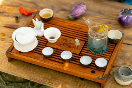 Téléchargez les photos : Tourné d'en haut de petits bols en céramique alignés pour le brassage et la préparation du thé naturel lors d'une cérémonie du thé - en image libre de droit