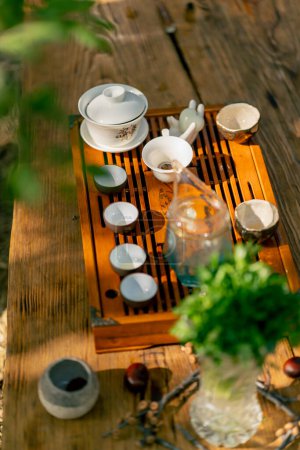 Foto de Disparo desde arriba de cuencos pequeños de cerámica alineados para preparar té natural en una ceremonia del té - Imagen libre de derechos