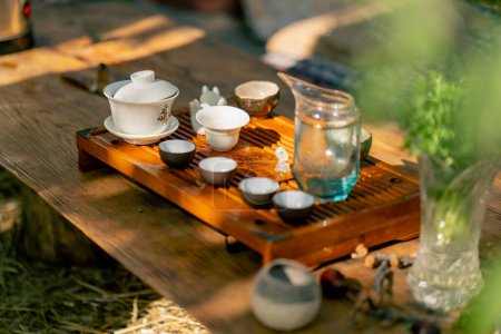 Foto de Disparo desde arriba de cuencos pequeños de cerámica alineados para preparar té natural en una ceremonia del té - Imagen libre de derechos