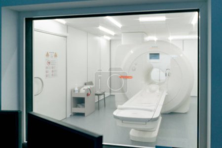 Téléchargez les photos : Plan d'un dispositif de thérapie par résonance magnétique situé dans un centre médical pour un diagnostic de la santé des patients - en image libre de droit