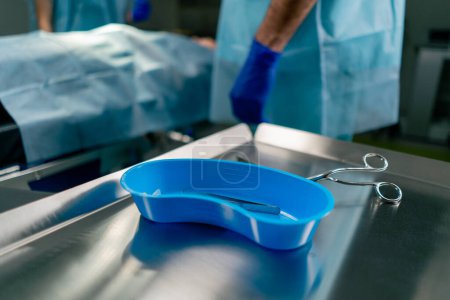 Foto de Primer plano de bisturíes esterilizados y otros instrumentos metálicos para cirugía en una mesa en un quirófano - Imagen libre de derechos