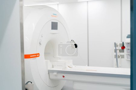 Téléchargez les photos : Plan d'un dispositif de thérapie par résonance magnétique situé dans un centre médical pour diagnostiquer la santé d'un patient - en image libre de droit