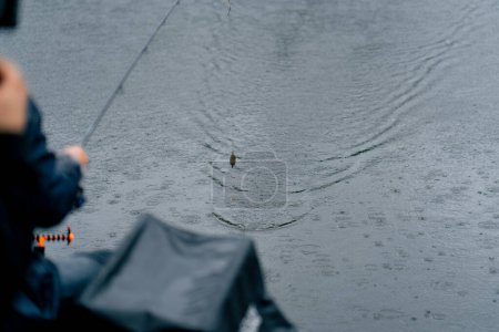 Téléchargez les photos : Gros plan filature sur le fond sombre rivière sports nautiques pêche passe-temps loisirs actifs équipement professionnel - en image libre de droit