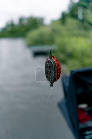 Foto de Pesca de cerca cebo comestible colgando de un gancho en el fondo de la naturaleza del río método de alimentación de pesca deportiva estilo libre - Imagen libre de derechos
