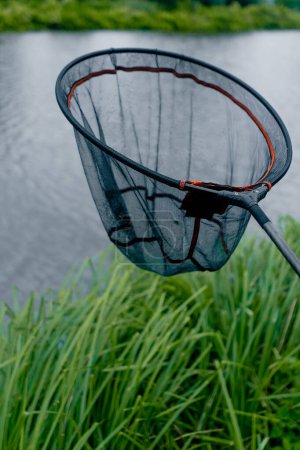 Foto de Primer plano de una red profesional para la captura de peces en el fondo del río - Imagen libre de derechos