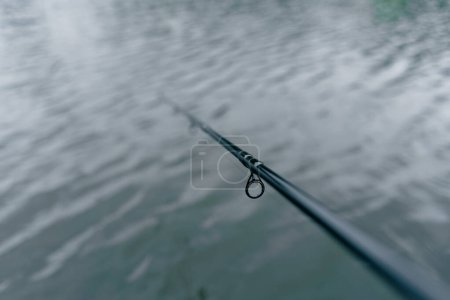 Foto de Primer plano girando en el fondo oscuro río deportes acuáticos pesca hobby recreación activa equipo profesional - Imagen libre de derechos