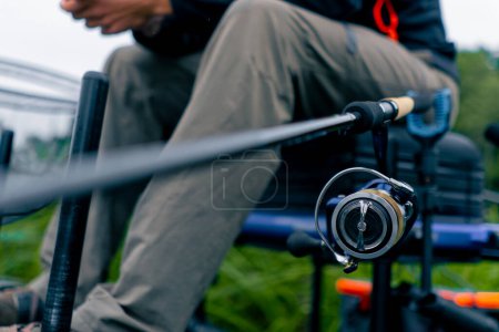 Téléchargez les photos : Close-up Matériel de pêche filature hameçons et appâts pêcheur sur réservoir Feeder méthode de style libre - en image libre de droit
