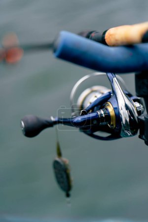 Foto de Close-up pesca aparejos pesca spinning ganchos y cebos pescador en depósito alimentador método de estilo libre - Imagen libre de derechos