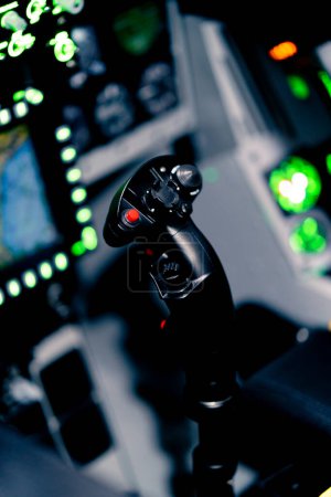 Foto de Primer plano de la cabina de un avión militar con un volante y muchos botones en el panel de control del simulador de vuelo del avión - Imagen libre de derechos