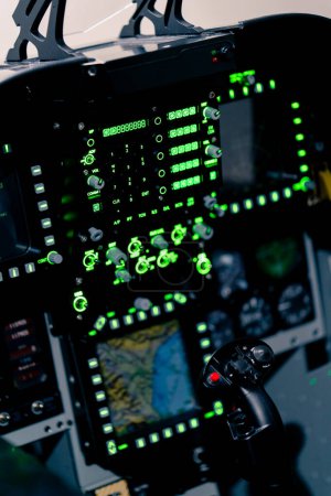 Téléchargez les photos : Gros plan du poste de pilotage d'un avion de passagers avec de nombreux boutons sur le panneau de commande du simulateur de vol de l'avion - en image libre de droit