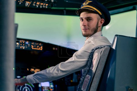 Téléchargez les photos : Portrait du commandant de bord souriant en uniforme préparant le vol dans le poste de pilotage du simulateur de vol - en image libre de droit