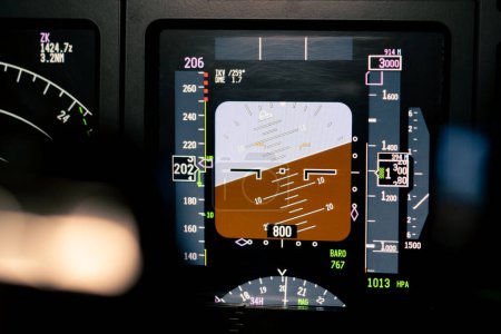 Téléchargez les photos : Gros plan d'un poste de pilotage d'avion Panneau central avec affichage principal de la navigation Panneaux de pilotage d'avion - en image libre de droit