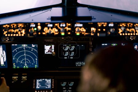 Foto de Primer plano de una cabina de avión Panel central con pantalla de navegación de vuelo principal Paneles de piloto de avión - Imagen libre de derechos