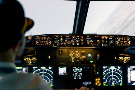 Téléchargez les photos : Le pilote dans le poste de pilotage commande l'avion pendant le transport du simulateur de vol en turbulence - en image libre de droit