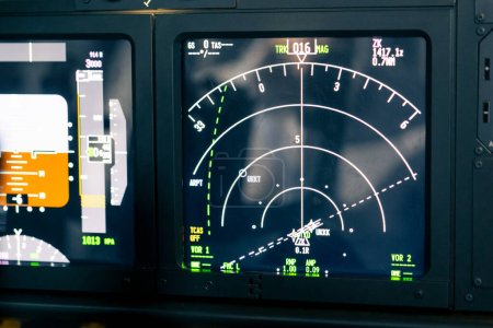 Téléchargez les photos : Gros plan du panneau de commande radar et de navigation dans le poste de pilotage des boutons des écrans d'avion simulateur de vol - en image libre de droit