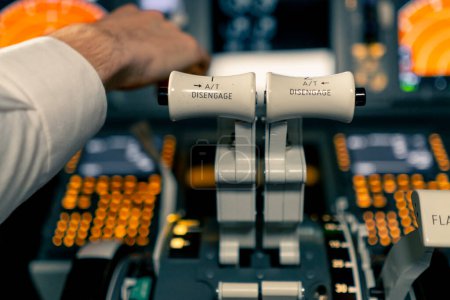 Téléchargez les photos : Levier de poussée dans le poste de pilotage d'un avion une vue rapprochée du vol sur un simulateur d'avion - en image libre de droit