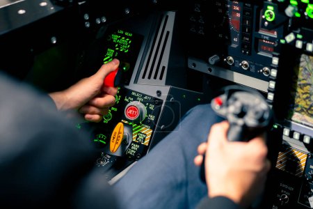 Téléchargez les photos : Gros plan du poste de pilotage d'un avion militaire un pilote avec un volant et de nombreux boutons sur le panneau de commande du simulateur de vol de l'avion - en image libre de droit