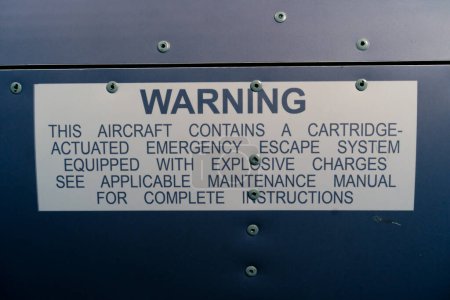 Téléchargez les photos : Gros plan sur les panneaux d'avertissement dans le poste de pilotage d'un simulateur de vol d'un aéronef militaire - en image libre de droit