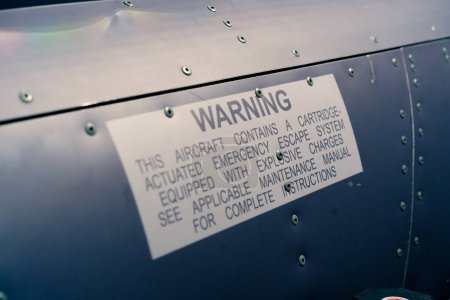 Téléchargez les photos : Gros plan sur les panneaux d'avertissement dans le poste de pilotage d'un simulateur de vol d'un aéronef militaire - en image libre de droit