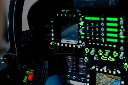 Téléchargez les photos : Gros plan du poste de pilotage d'un aéronef militaire muni d'un volant et de nombreux boutons sur le tableau de commande du simulateur de vol de l'avion - en image libre de droit