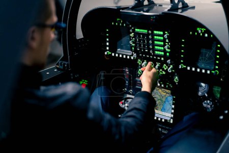 Téléchargez les photos : Main rapprochée du commandant de bord appuie sur les boutons du tableau de commande pour démarrer le moteur de l'avion simulateur de vol gros plan - en image libre de droit