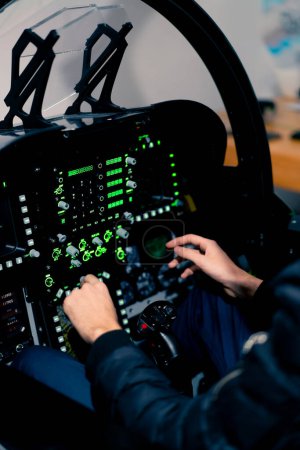 Foto de Primer plano de la mano del capitán del piloto presiona los botones en el panel de control para arrancar el motor del avión simulador de vuelo primer plano - Imagen libre de derechos
