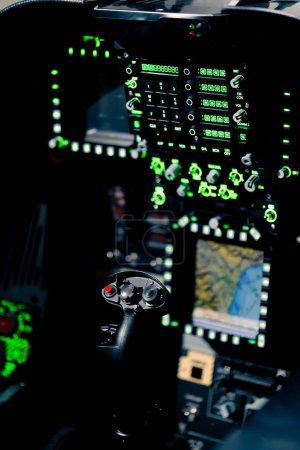 Foto de Primer plano de una cabina de avión Panel central con pantalla de navegación de vuelo principal Paneles de piloto de avión - Imagen libre de derechos