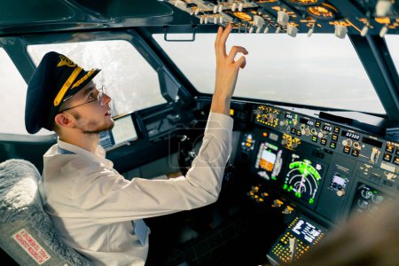 Foto de Jóvenes pilotos en la cabina del avión de control de transporte aéreo durante el simulador de vuelo de larga distancia - Imagen libre de derechos