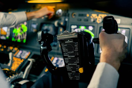 Téléchargez les photos : Gros plan Pilote dans le poste de pilotage d'un avion tenant un volant rotatif en vol Concept de voyage aérien - en image libre de droit
