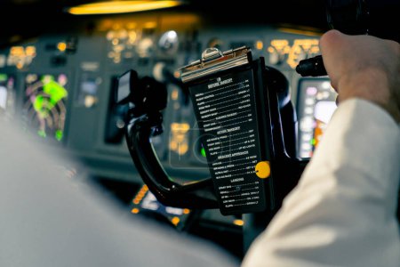 Foto de Close-up Piloto en la cabina de un avión que sostiene un volante giratorio durante el vuelo Concepto de viaje aéreo - Imagen libre de derechos