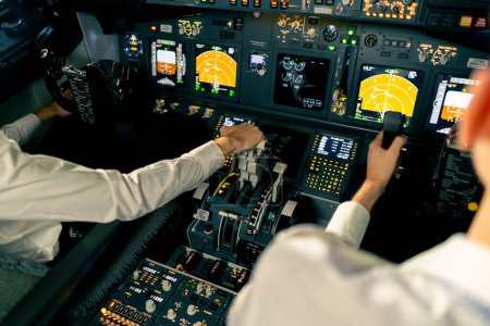 Foto de Primer plano del panel de control y navegación del radar en la cabina del simulador de vuelo de botones de pantallas de avión - Imagen libre de derechos