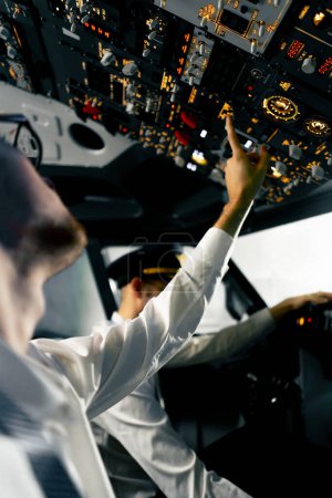 Flugzeugkabine Piloten überprüfen Flugzeugelektronik durch Drücken der Tasten Flugzeugabfertigung Start Rückansicht Flugsimulator
