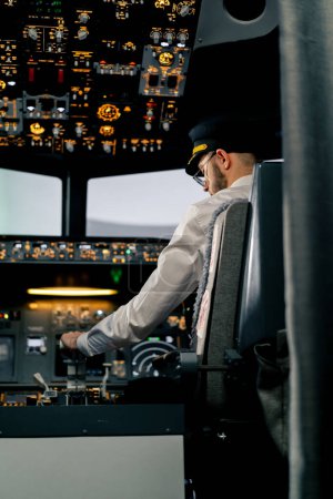 Foto de Piloto del avión controla el acelerador durante el vuelo o el despegue - Imagen libre de derechos