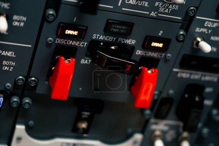 Téléchargez les photos : Gros plan du poste de pilotage d'un avion de passagers avec de nombreux boutons sur le panneau de commande du simulateur de vol de l'avion - en image libre de droit