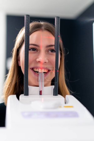 Foto de Retrato de una hermosa mujer haciendo una exploración 3D de la nariz y la cavidad oral en la clínica de cirugía plástica - Imagen libre de derechos