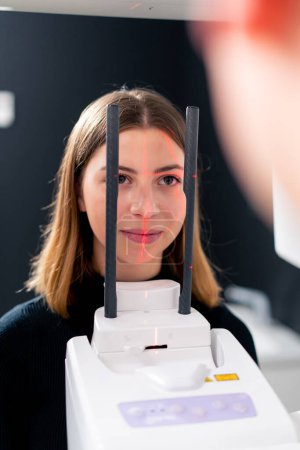 Téléchargez les photos : Portrait d'une belle femme faisant un scan 3D du nez et de la cavité buccale dans une clinique de chirurgie plastique - en image libre de droit