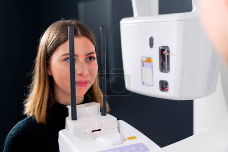 Foto de Retrato de una hermosa mujer haciendo una exploración 3D de la nariz y la cavidad oral en la clínica de cirugía plástica - Imagen libre de derechos